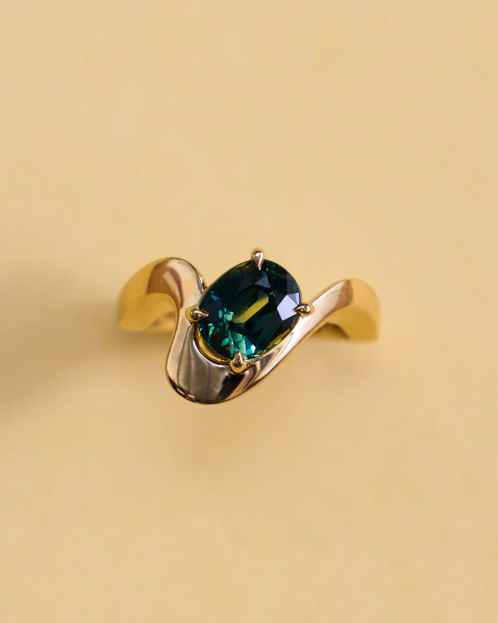 Naia Oval Parti Sapphire Ring - Image 5